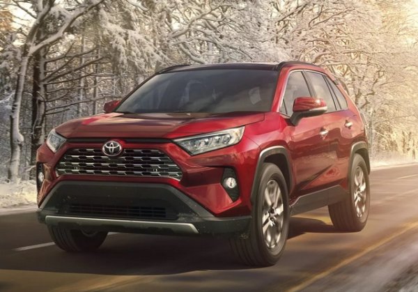 Преди години собствениците на ранните Lexus RX имаха &bdquo;финансово&ldquo; самочувствие. Сега, за да си купите кросоувър на средна възраст, не е необходимо да сте богаташ. И ето какво е интересно - най-новият RAV4 не само се доближи до RX, но успя да го надмине, поне малко. Lexus е по-къс с 20 мм, а каросерията му е по-тясна от RAV4 с 40 мм, въпреки че отвън изглежда, че разликата е по-голяма. На свой ред първата и последната Toyota RAV4 имат разлика от цели 44 сантиметра. Toyota RAV4 (пето поколение, 2018 г. - дължина/ширина/височина: 4600 мм/1855 мм/1690 мм).